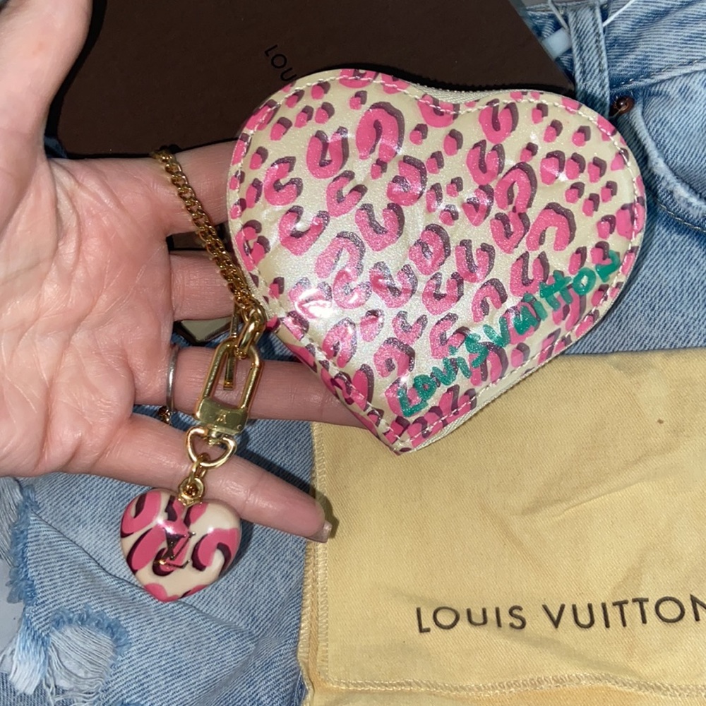 1HR price drop💫Louis Vuitton Sprouse heart pouch